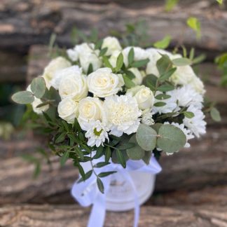 Білосніжний бокс – букет у білій коробці з 19 троянд Білуга, 3 хризантем-ромашок, 4 діантусів, 3 гілок фісташки та 1 гілки евкаліпта