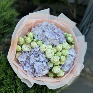 Мікс гортензії з піоновидною трояндою – букет із 3 гортензій і 11 троянд Міс Бомбастік у білому та рожевому оформлені.