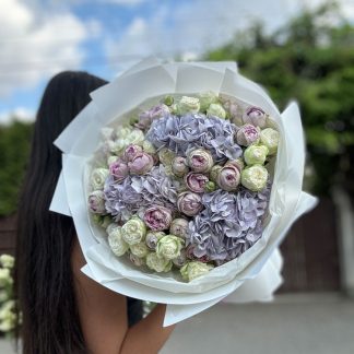 Мікс гортензії з піоновидними трояндами – букет із 3 гортензій, 7 троянд Блоссом Баблз і 9 троянд Міс Бомбастік у білій упаковці.