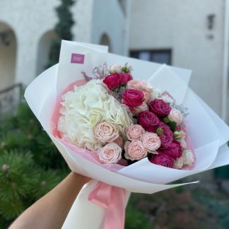 Ніжний мікс гортензії з піоновидними трояндами – букет із 1 гортензії, 13 піоновидних троянд і 4 гілок астільби в ніжній упаковці