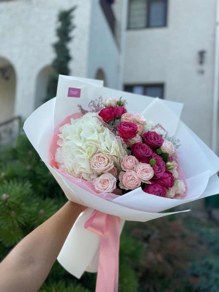 Ніжний мікс гортензії з піоновидними трояндами – букет із 1 гортензії, 13 піоновидних троянд і 4 гілок астільби в ніжній упаковці