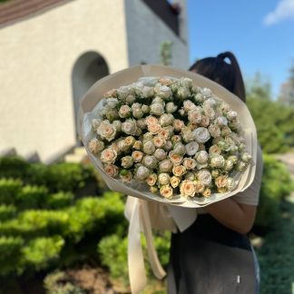 Розкішний мікс піоновидних троянд в ніжних пастельних тонах, висота 50–60 см, в стильній упаковці, з доставкою по Україні.