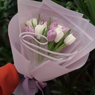 Букет із 9 ніжних тюльпанів ніжно-фіолетовому оформленні зі стрічкою.