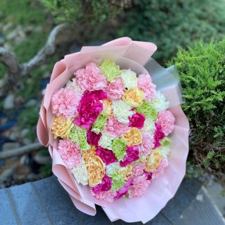 Різнокольорові діантуси – букет із 45 квітів у рожевих, пурпурових, білих та персикових відтінках у рожевій обгортці