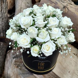 Бокс з додаванням гіпсофіли – букет у чорній коробці з 31 трояндою Білуга та 2 гілками білої гіпсофіли з білою стрічкою