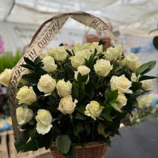 Funeral basket with Dutch rose Mondial- a basket of 50 white Mondial roses with a beige ribbon