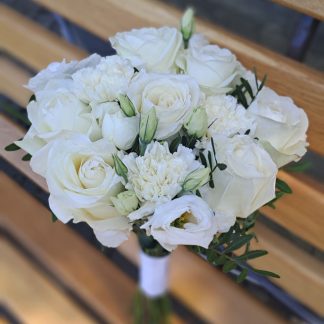 Весільний букет – букет із 7 троянд Playa Blanka, 4 білих діантусів, 5 еустом та 4 гілок фісташки зі стрічкою