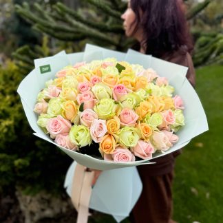 Яскравий мікс піоновидних троянд, 51 штука, висотою 50-60 см, в упаковці, з доставкою по Україні.