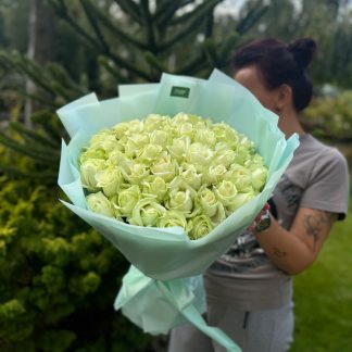 Однобутонна троянда «Аваланч» – 51 біла троянда з кремовим відтінком, висотою 50–60 см