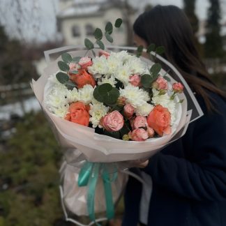 Мікс хризантеми з трояндою – букет із 6 хризантем, 3 однобутонних троянд, 5 піоновидних троянд і 2 гілок евкаліпта в блідо-рожевій і прозорій обгортці з бірюзовою стрічкою.