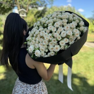 Кущова троянда Таня, висотою 50-60 см, з оформленням 37 гілок в пакуванні, та з доставкою по Україні.