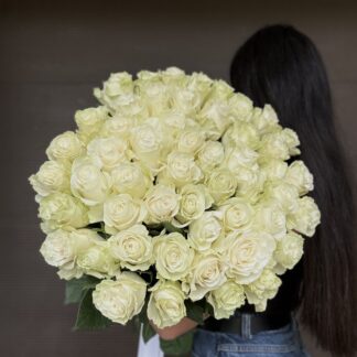 51 голландська троянда «Мондіаль» – букет кремових троянд з оформленням під стрічку, висотою 50–60 см