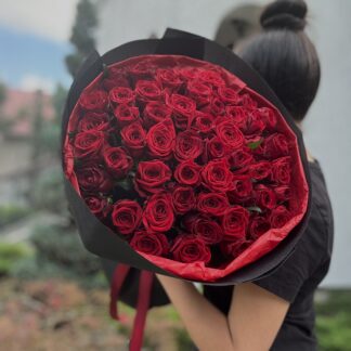 51 однобутонна троянда «Ред Наомі» – букет з оформленням, висотою 50–60 см