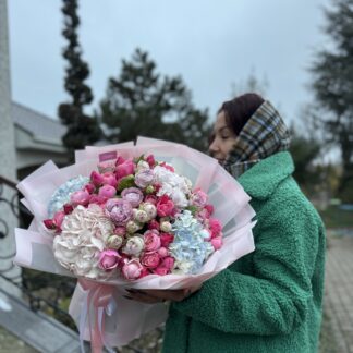 Яскравий мікс гортензії та піоновидних троянд – букет із 5 блакитних гортензій, 17 рожевих троянд Сільва Пінк і 8 троянд Блоссом Баблз у рожевій і білій обгортці з рожевою стрічкою
