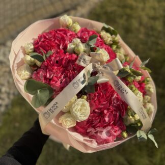 Мікс гортензії з піоновидною трояндою – букет із 5 гортензій, 11 троянд Міс Бомбастік і 2 гілок евкаліпта в ніжній упаковці з бежевою стрічкою