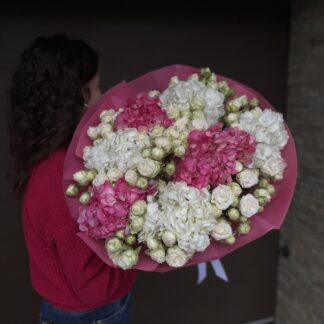 Мікс гортензій з піоновидною трояндою – букет із 7 гортензій і 21 троянди Міс Бомбастік у рожевій упаковці з білою стрічкою