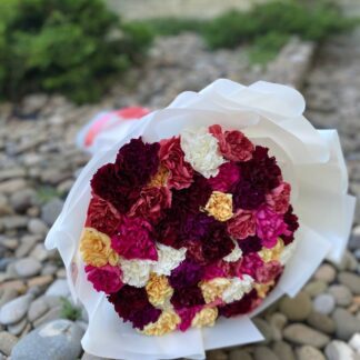 Яскравий букет діантусів – букет із 39 квітів у рожевих, пурпурових, білих та жовтих відтінках у білій обгортці