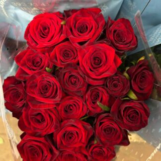 Троянда Гран Прі – вишукана для створення розкішних букетів чи декору. Доступні в розмірах: 60 см (59 грн/шт), 70 см (62 грн/шт) та 80 см (66 грн/шт).