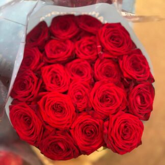 Троянда Ред Наомі – розкішна червона троянда для створення вишуканих букетів чи декору. Доступна в розмірах: 60 см (60 грн/шт) та 70 см (66 грн/шт).